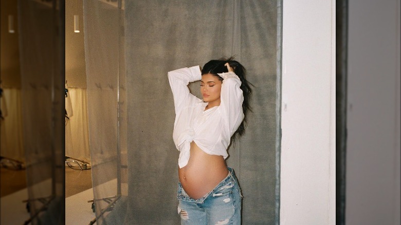 Kylie Jenner pregnant wearing jeans