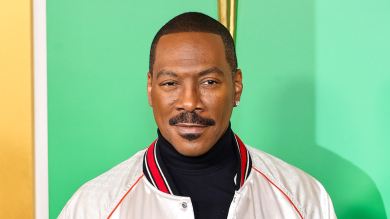 Eddie Murphy posing at an event