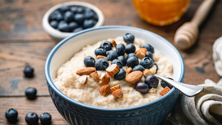 Oatmeal with almonds and berries