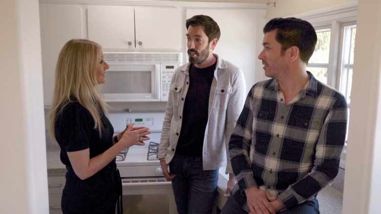 Gwyneth Paltrow talking to the Property Brothers on "Celebrity IOU"