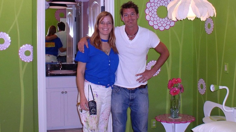 Ty Pennington posing with woman