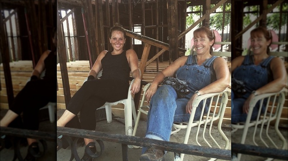 Mina Starsiak and her mother sitting down