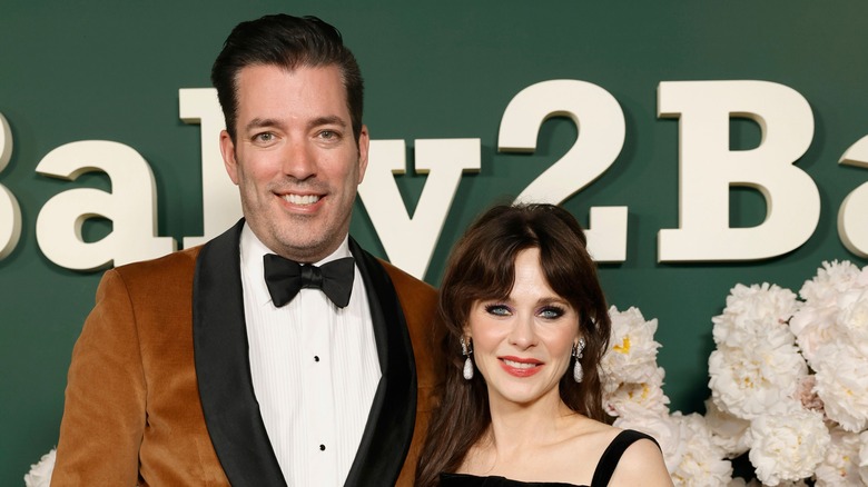 Zooey Deschanel and Jonathan Scott posing red carpet