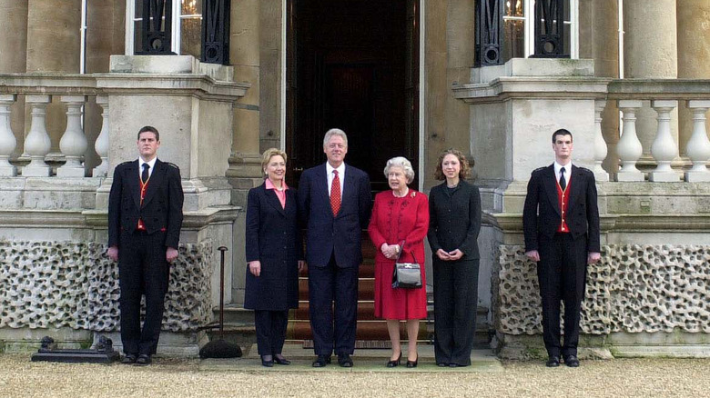 Clintons and Queen outside Buckingham Palace
