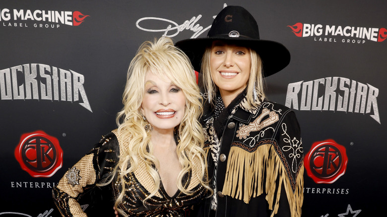 Dolly Parton and Lainey Wilson posing