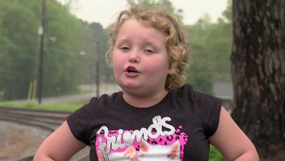 Alana "Honey Boo Boo" Thompson flashing the peace sign