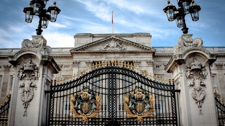 Exterior shot of the Buckingham Palace gate