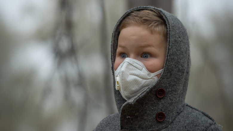 Child wearing an air filter mask