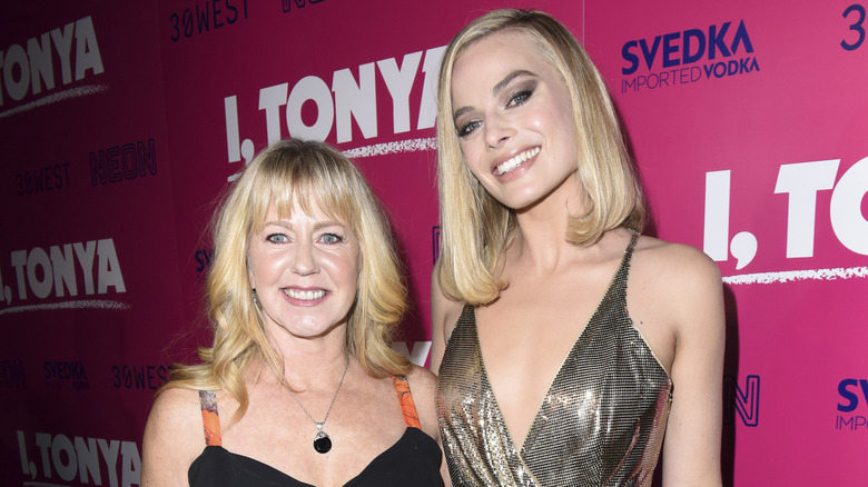 Tonya Harding and Margot Robbie posing