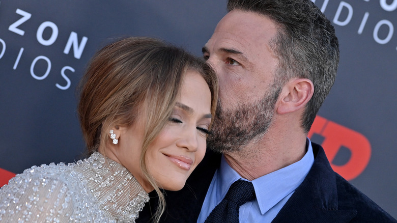 Ben Affleck kisses Jennifer Lopez 