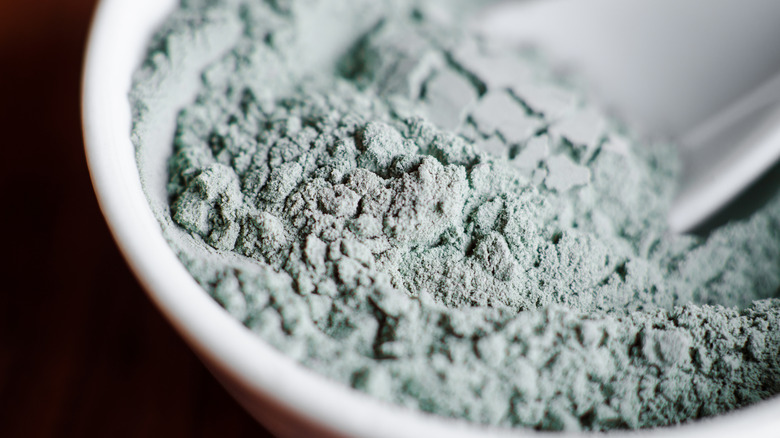 powdered bentonite clay