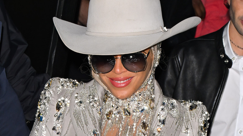 beyonce in sunglasses and cowboy hat