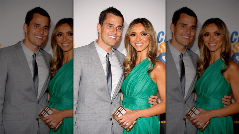 Bill and Giuliana Rancic smiling on a red carpet in 2009