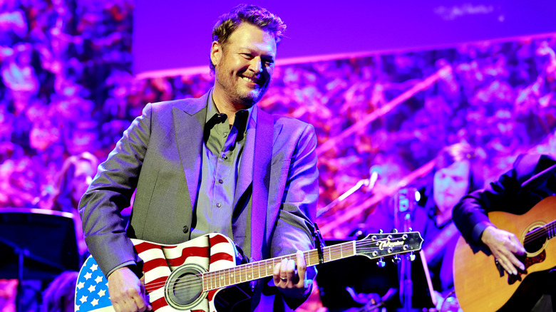 Blake Shelton performing