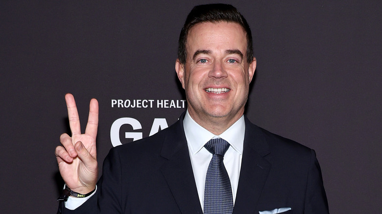 Carson Daly holding up peace sign