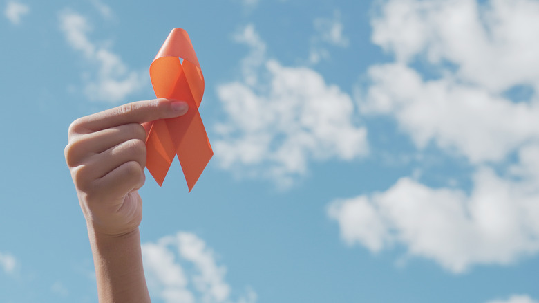 hand holding COPD ribbon