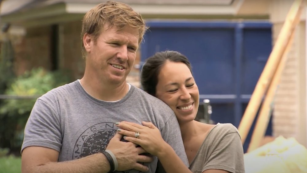 Fixer Upper's Chip Gaines and Joanna Gaines in front of a house