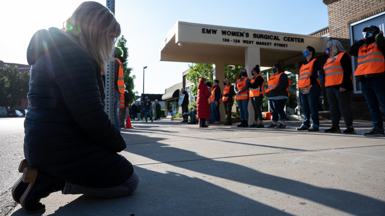 Protestors and escorts outside of an abortion clinic 