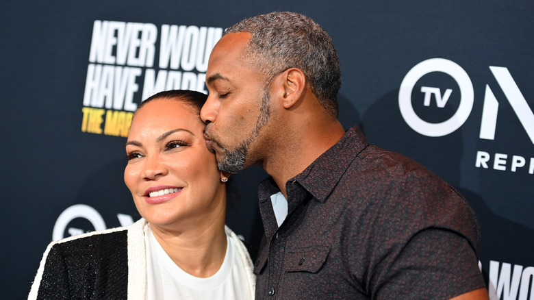 Mike Jackson giving Egypt Sherrod a cheek kiss 