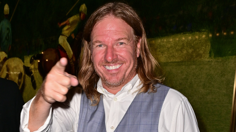 Chip Gaines smiling and pointing