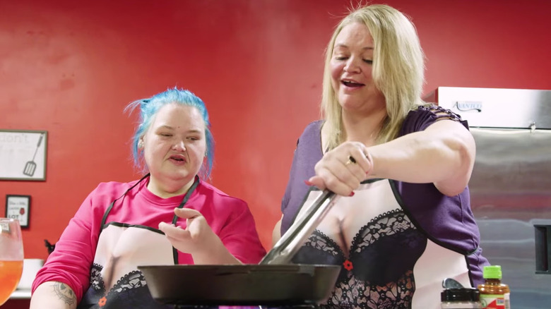 Amy Slaton and her sister Amanda attend a cooking class in "1000-Lb. Sisters" Season 6, Episode 5 (2024)