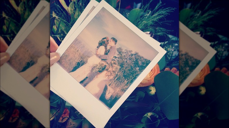 A polaroid picture of Chelsea and Cole DeBoer kissing 