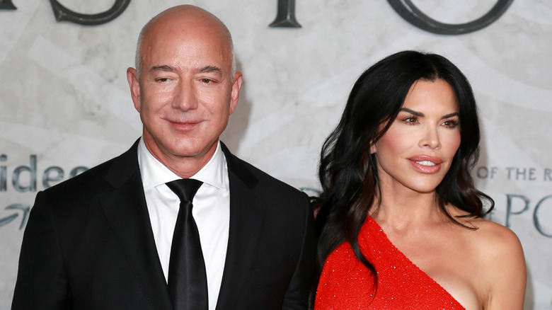 Jeff Bezos and Lauren Sanchez posing