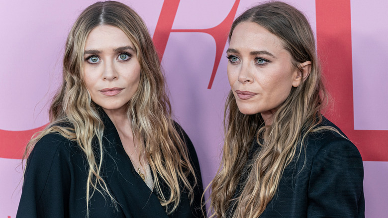 Mary-Kate and Ashley Olsen posing