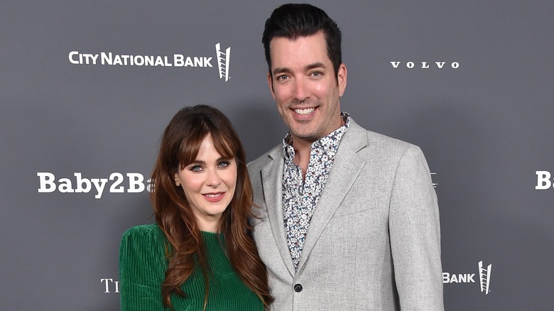  Zooey Deschanel and Jonathan Scott posing together