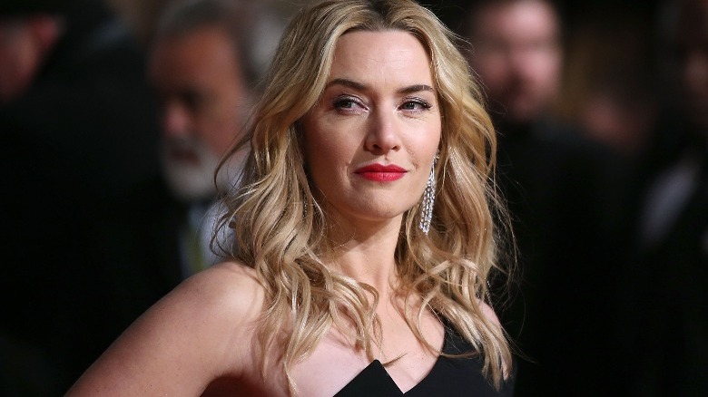 Kate Winslet in black while posing on the red carpet