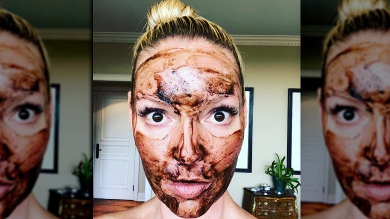 Katherine Heigl with a brown face mask