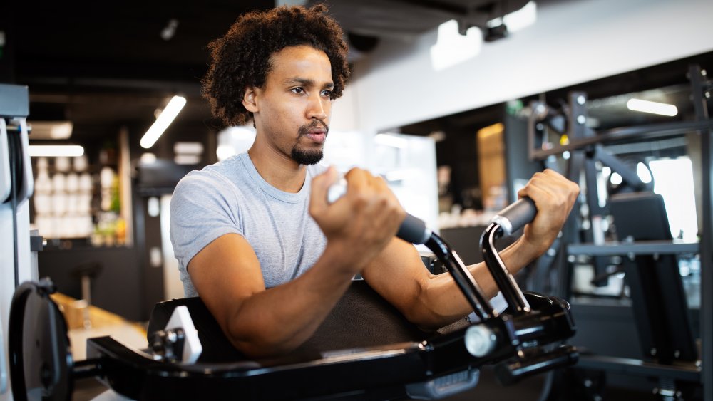 man working out, trying to achieve a perfect body type