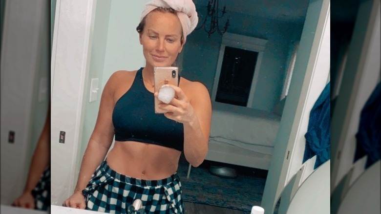 Mina Starsiak-Hawk shows off her tummy tuck