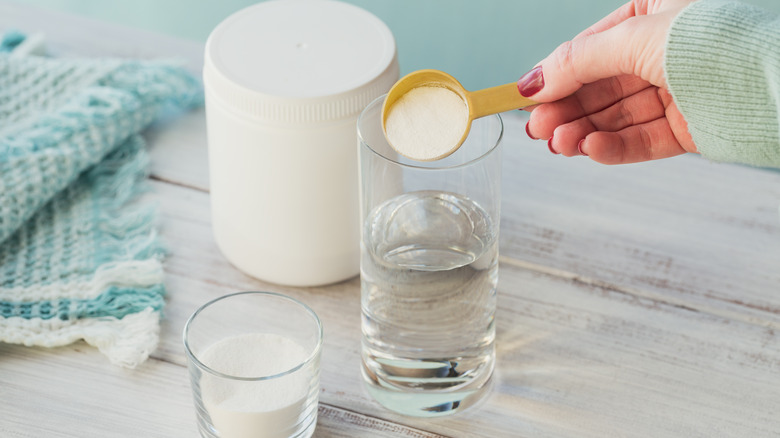 Adding collagen to a glass of water