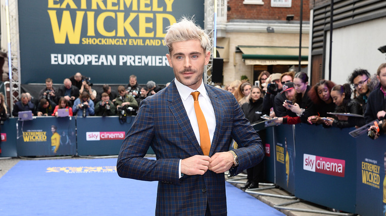 Zac Efron posing at movie premiere