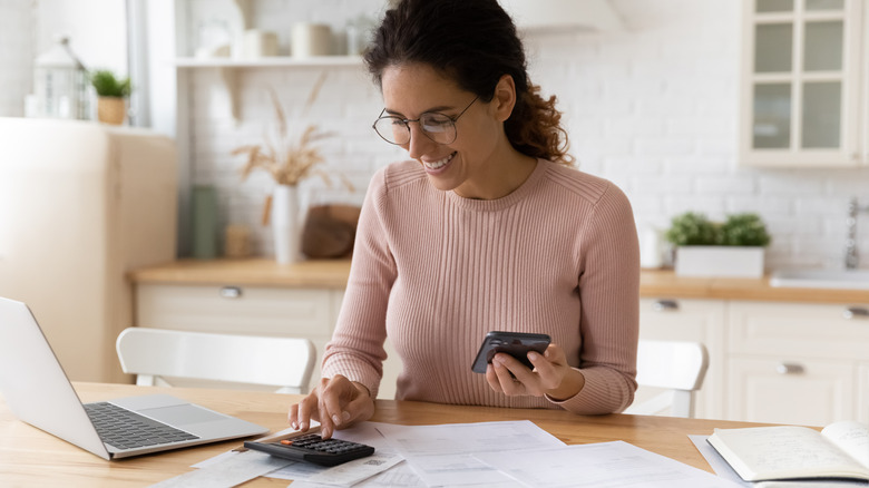 Woman calculating her income and expenses