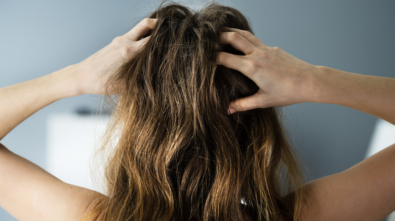 hands in hair from behind