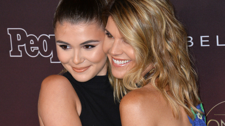 Olivia Jade and Lori Loughlin hugging 