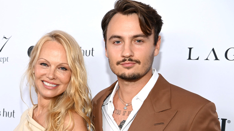 Brandon Thomas Lee smirking next to Pamela Anderson.