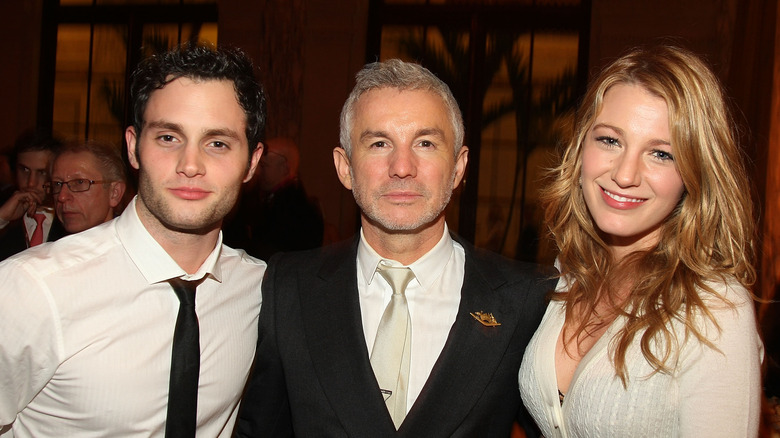 Penn Badgley and Blake Lively pose with director Baz Luhrmann