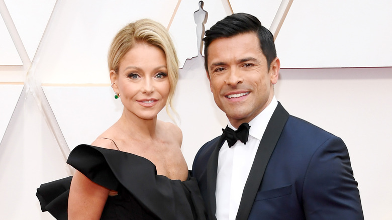 Ripa and Consuelos pose for photo