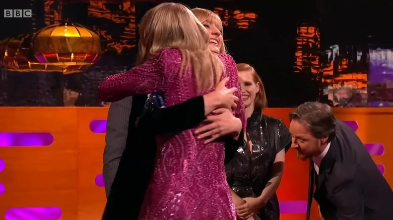 sophie turner taylor swift hugging