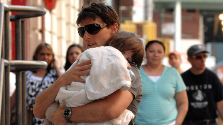 Tom Cruise carrying Suri Cruise