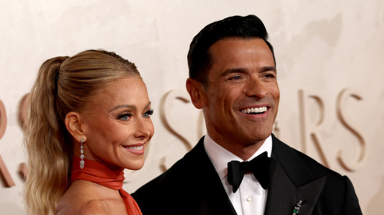 Kelly Ripa Mark Consuelos smiling