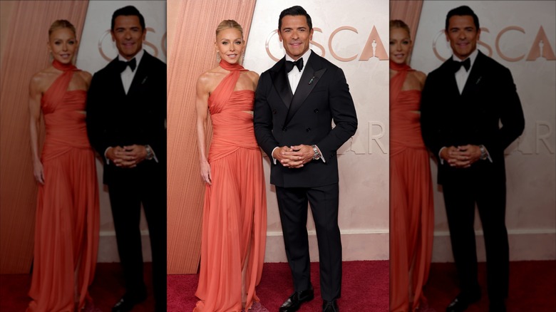 Kelly Ripa posing Mark Consuelos