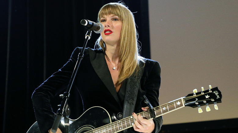 Taylor Swift singing at an event in 2018