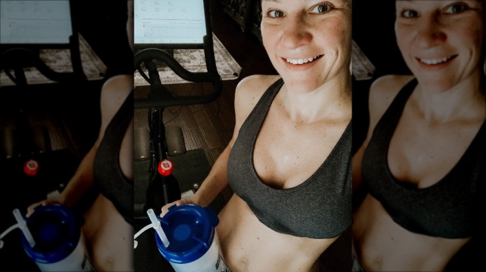 Danielle Busby from OutDaughtered in a fitness selfie