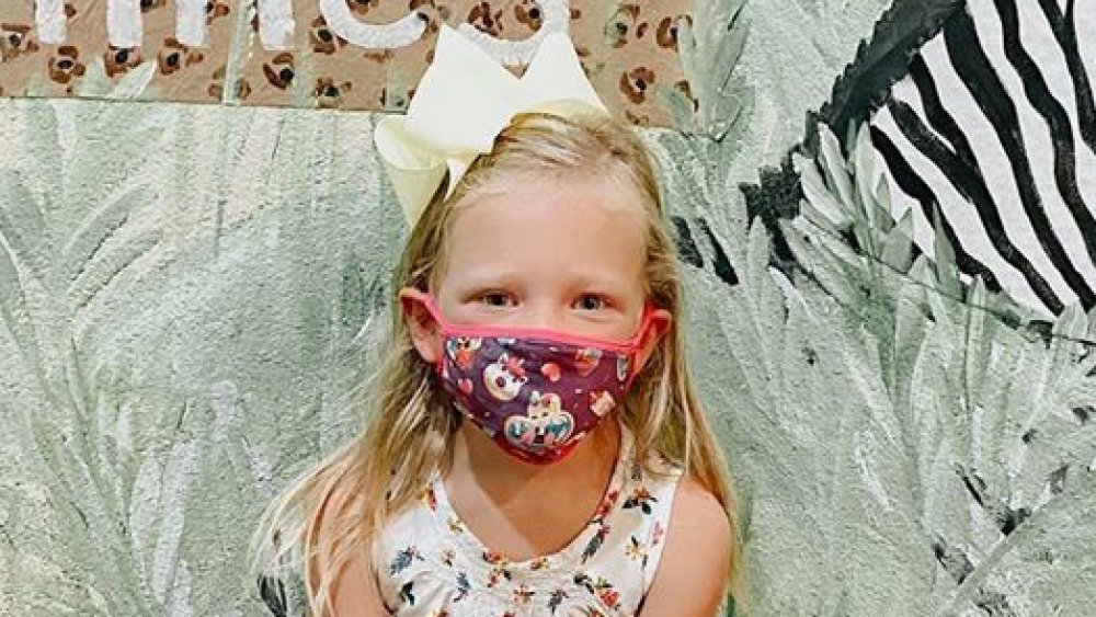 Parker Busby from OutDaughtered wearing a mask