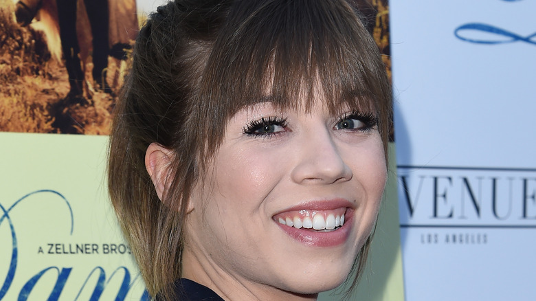 Jennette McCurdy posing