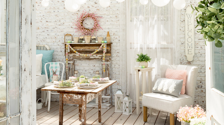 Shed decorated with feminine details